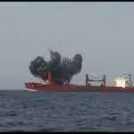 استمرار عمليات الإنقاذ   بعد الحوثيين إغراق سفينة شحن  في البحر الأحمر