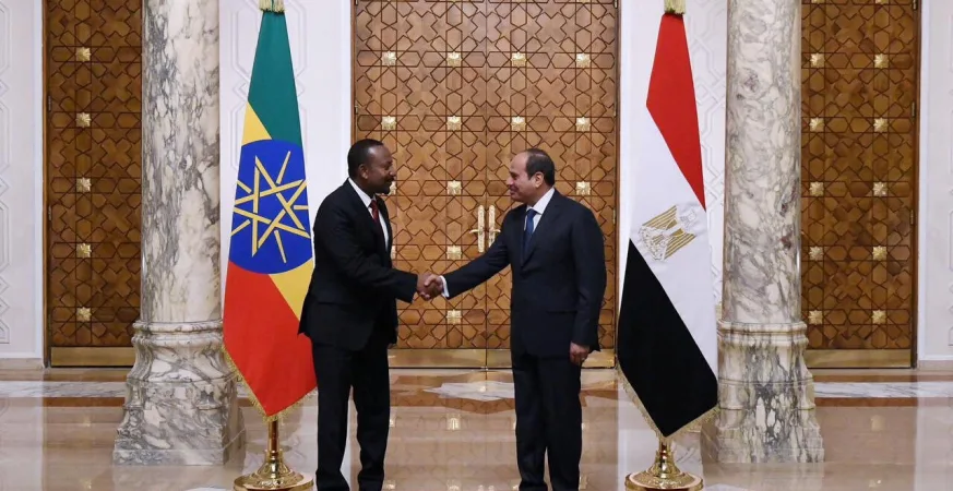 تقرير حصري حول أزمة نهر النيل: تجميد العلاقات الدبلوماسية المصرية مع تفاقم التوترات الإقليمية الإثيوبية ومخاوف من حرب مائية 11 - CJ العربية الرئيس المصري السيسي و رئيس الوزراء الإثيوبي ابي احمد