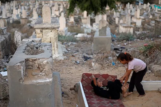 حياة بين الأموات: نازحو غزة يُجبرون على العيش في المقابر 4 مقابر غزه
