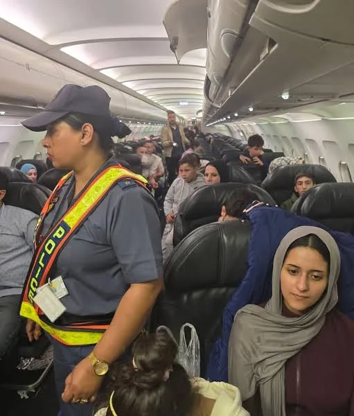 لغز رحلة غزة: جنوب أفريقيا تحقق في وصول 153 فلسطينيًا من منطقة النزاع "المريب" 5 - CJ العربية طائرة غزه