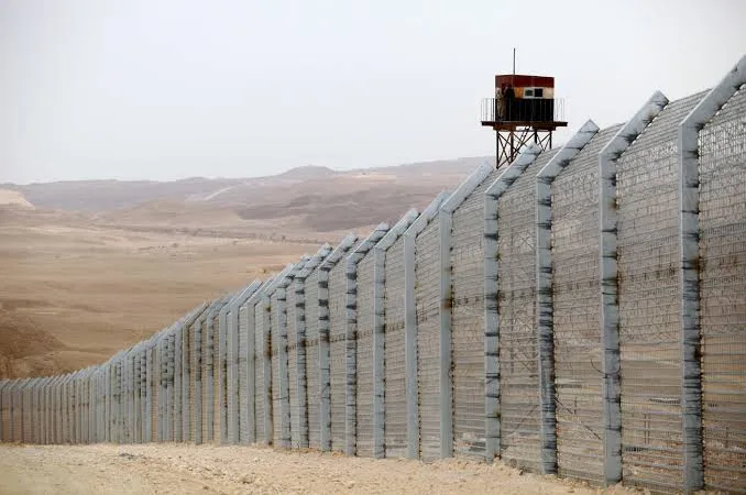 توتر صامت على حافة الانفجار: إسرائيل تحول الحدود المصرية إلى "ثكنة عسكرية" وتدشن مخطط "الجدار البشري" الاستيطاني 5 - CJ العربية الحدود المصرية الاسرائيليه