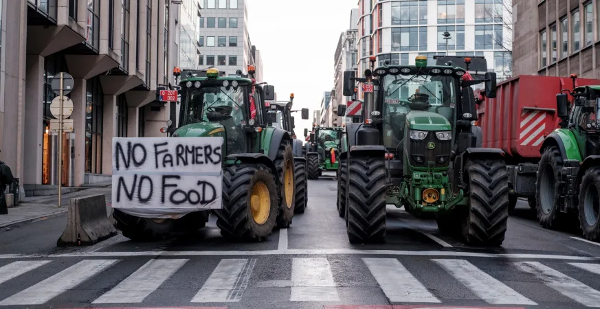 زلزال في بروكسل: ثورة "الجرارات" تلتقي مع "مقصلة ترامب" الجمركية 6 - CJ العربية احتجاجات مزارعي اوروبا -١